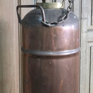 Antiguo Extintor de Incendios de Cobre con Manija y Cadena - imagen 4