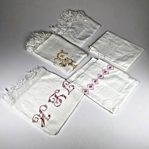 Lote anterior: Lote de Cinco Toallas Blancas Bordadas con Flecos y Monogramas
