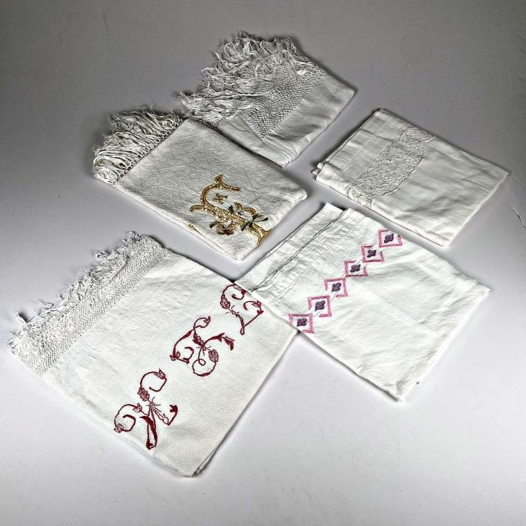 Lote de Cinco Toallas Blancas Bordadas con Flecos y Monogramas