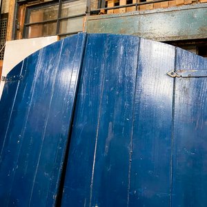 Portón Doble de Madera Azul Estilo Medio Punto - imagen 3