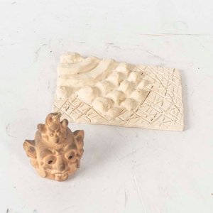 Lote anterior: Dos Piezas de Cerámica Decorativa, Una con Rostro Fantástico