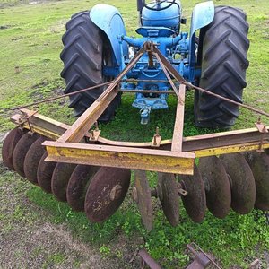 FORDSON MAJOR hay solo que ponerle bateria y andar, va con rastra, arado y disquera de 3 puntos, todo pronto para usar, el duño no dio muchas especificaciones sobre el pero parece ser del año 65 modelo fordson major E1A - imagen 13
