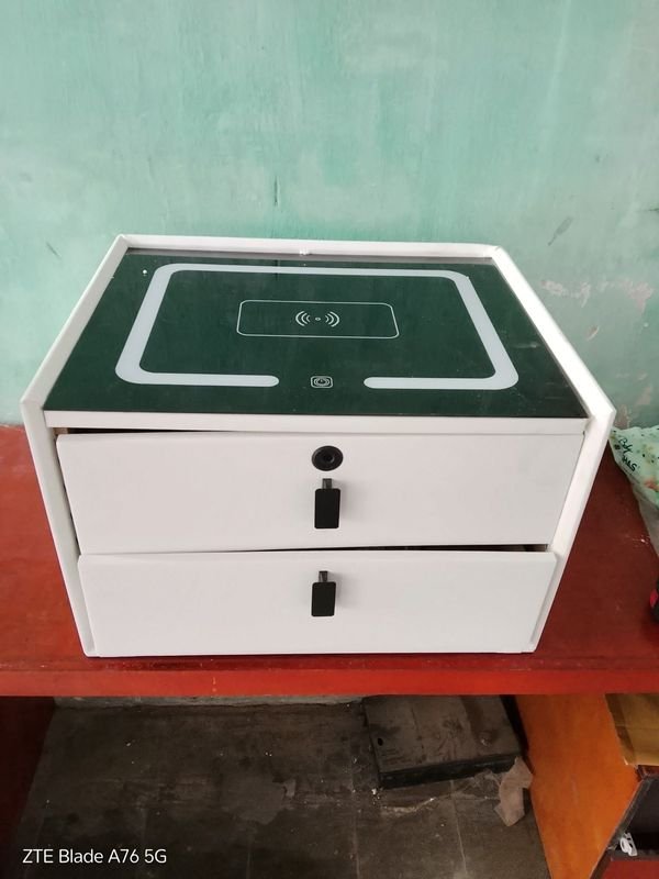 Mesa de Noche Moderna con Cajones y Carga Inalámbrica