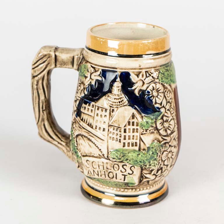 Jarra de cerveza cerámica con escenas en relieve - imagen 2