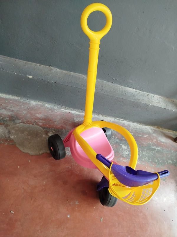 Lote anterior: Triciclo andador para niños