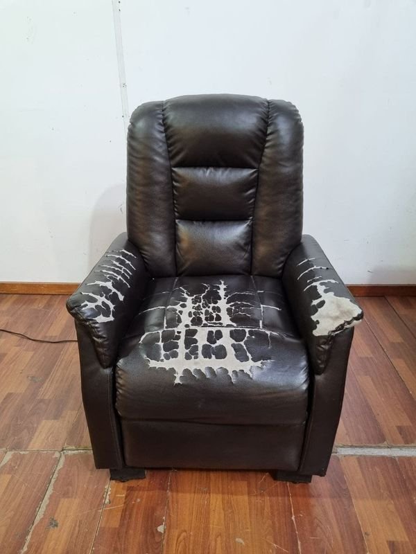 Sillón Reclinable Marrón en Simil Cuero con Desgaste