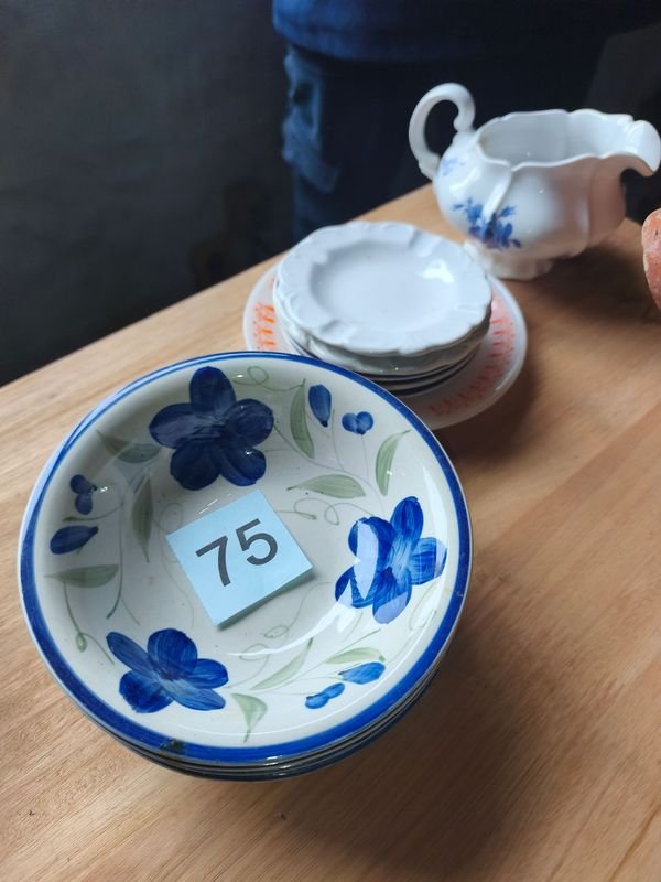 Juego de Compoteras, Platillos y Lechera con Diseño Floral Azul