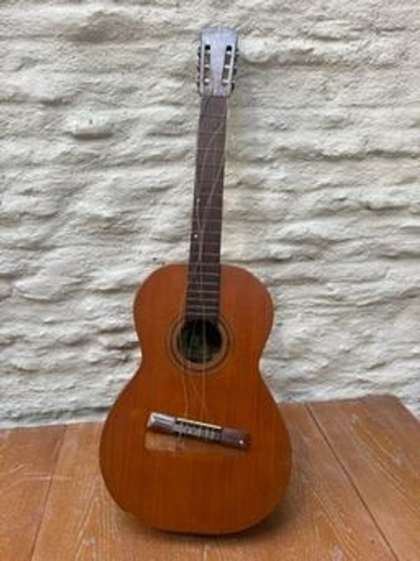 Lote siguiente: Guitarra criolla marca Caruso - Instrumento musical de alta calidad