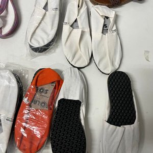 Lote de 14 Pares de Calzado: 7 Pares de Alpargatas y 7 Pares de Chinelas - imagen 4