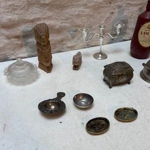 Lote de Adornos Antiguos: Botellas, Candelabro y Más - imagen 2