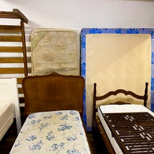 Juego de Camas de Madera Estilo Clásico con Colchones - imagen 3