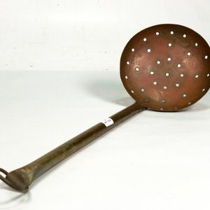 Colador de Cobre Antiguo con Mango Largo - imagen 2