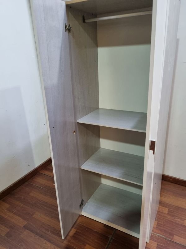 Placard Dos Puertas Estantes Y Palo Para Pechas - imagen 3