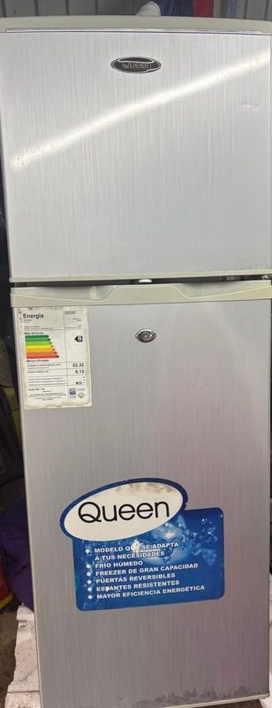 Refrigerador/heladera compacto de dos puertas de la marca Queen