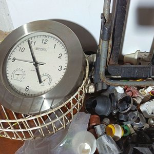 Lote de Varios Artículos: Reloj de Pared, Cerraduras y Componentes Eléctricos - imagen 5