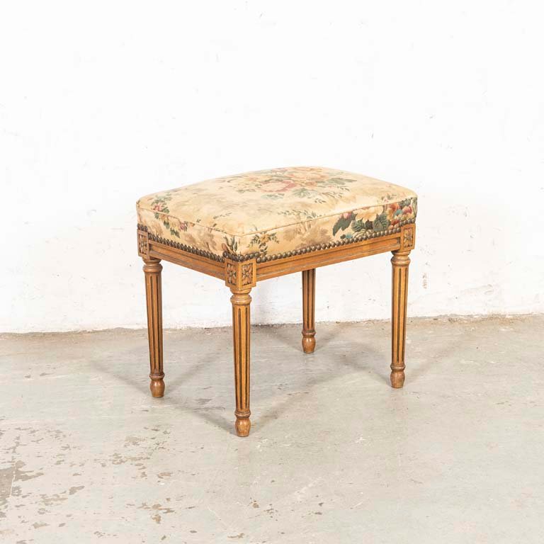 Lote anterior: Banqueta Luis XVI tapizada con desgaste y manchado