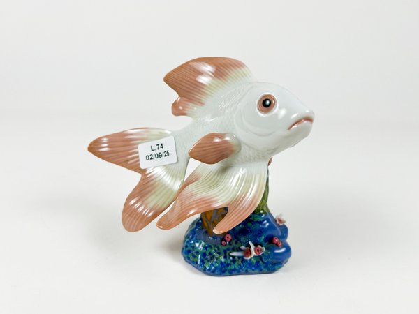Lote siguiente: Figura de pez en porcelana Lladro, con detalles y excelente condición