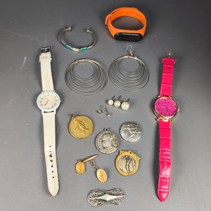 Lote siguiente: Lote de Bijouterie: Medallas, Gemelos, Relojes y Más