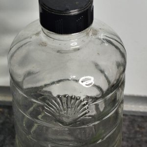 Botella Antigua de Vidrio Shell con Tapa Negra - imagen 3