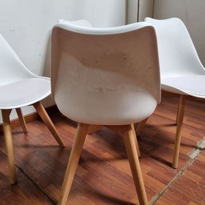 Juego de 4 Sillas Blancas con Asiento Acolchado y Patas de Madera Clara - imagen 4