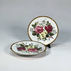Lote siguiente: Dos Platos Llanos de Porcelana Blanca con Flores Rojas y Guarda Griega