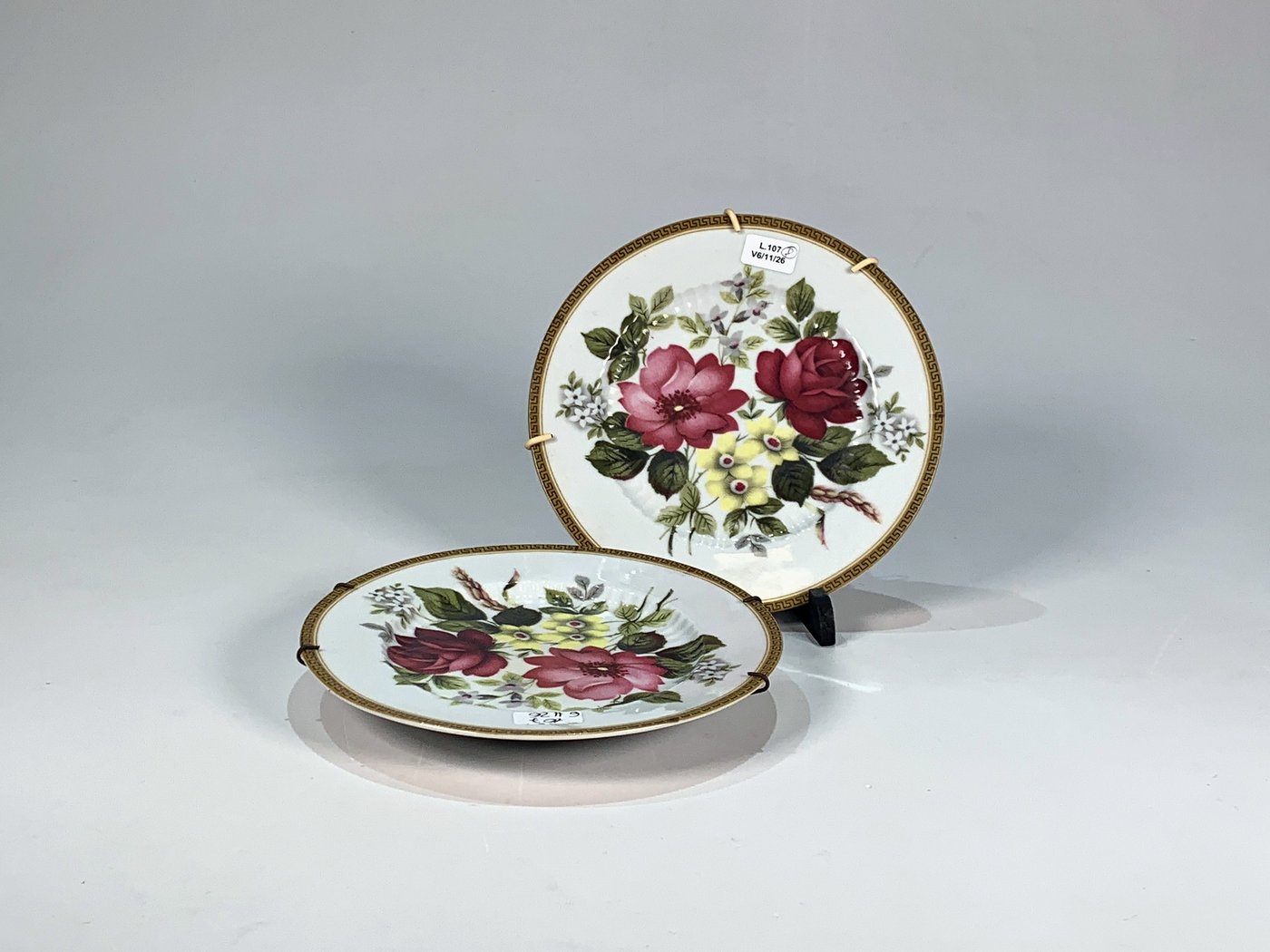Dos Platos Llanos de Porcelana Blanca con Flores Rojas y Guarda Griega