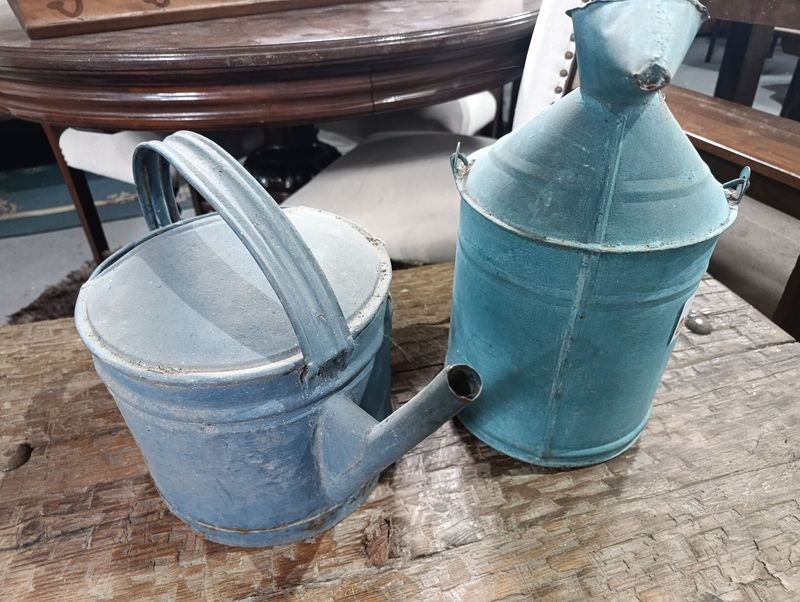 Lote de 2 Regaderas Antiguas de Metal Celeste
