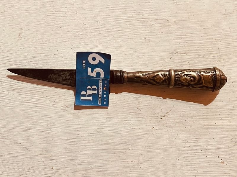 Lote siguiente: Cuchillo Verijero Cabo Plata Y Oro - Joya de Corte con Diseño Ornativo
