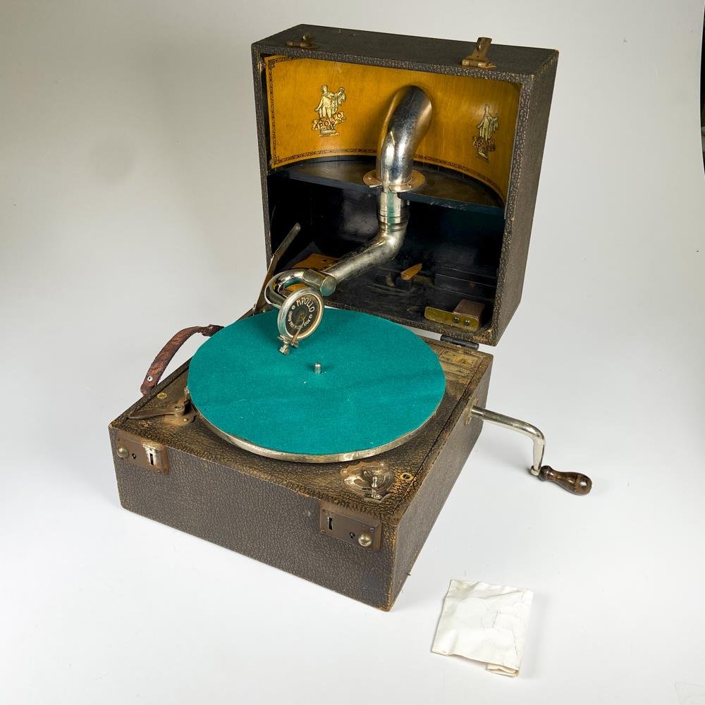 Antiguo Gramófono Apolo Modelo 10 Portátil con Manija y Membrana