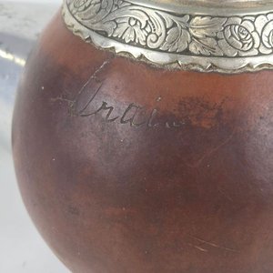 Mate Criollo Artesanal con Virola de Metal Blanco Cincelado - imagen 2
