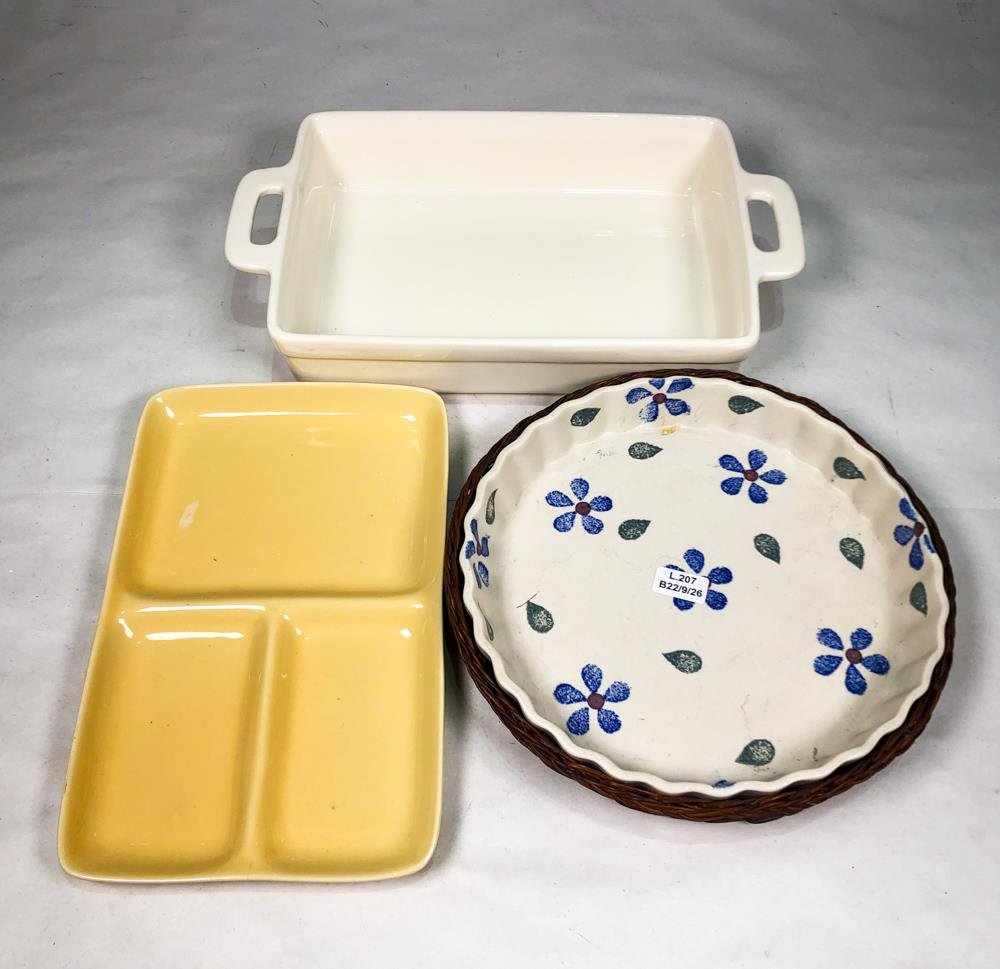 Centro de Porcelana con Canasto de Mimbre y Bandeja Dividida Amarilla