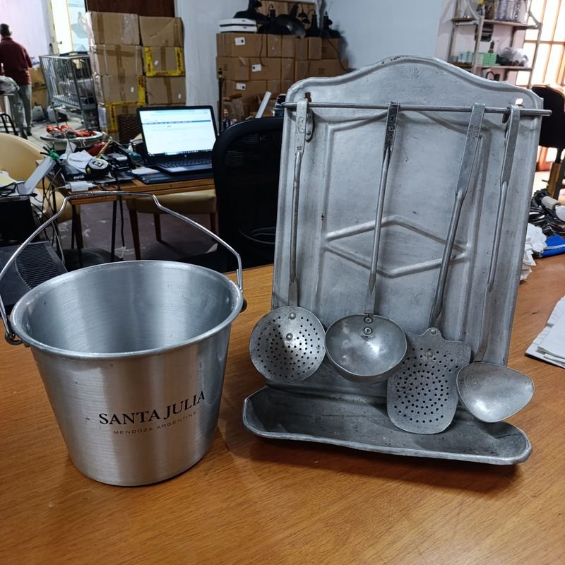 Juego de Utensilios de Cocina y Hielera de Aluminio "Santa Julia"
