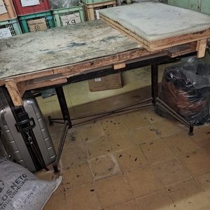 Lote de Dos Mesas de Trabajo de Madera - imagen 2