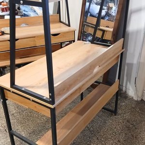 Lote siguiente: Escritorio Metálico con Estantes de Madera y Cajones