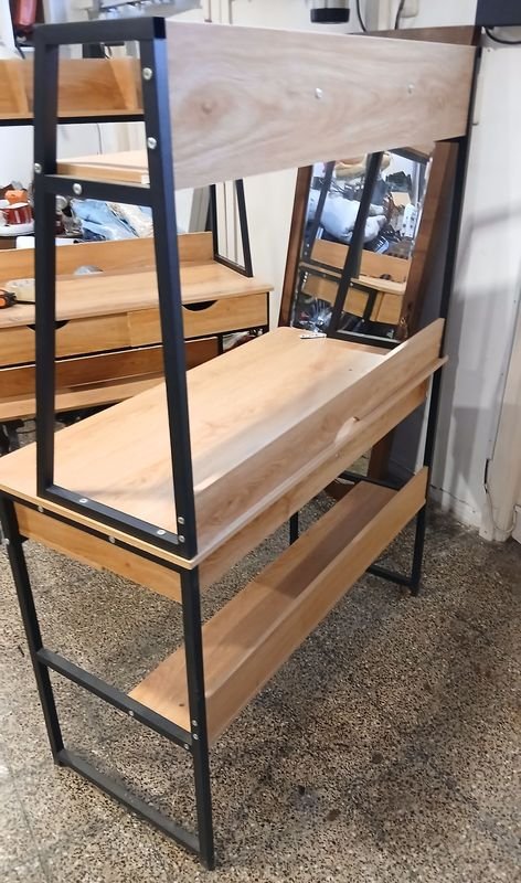 Escritorio Metálico con Estantes de Madera y Cajones