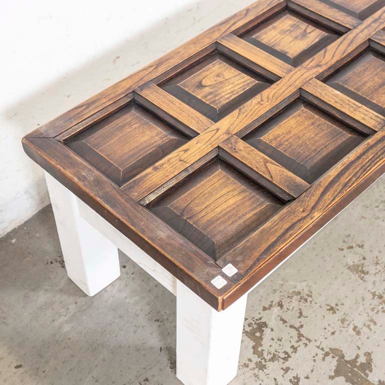 Mesa de living de madera con detalles en la tapa y base pintada - imagen 2