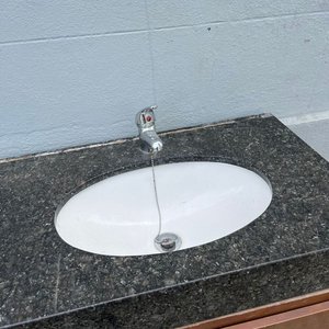 Mueble de Baño Bajo Mesada con Pileta de Mármol y Grifería - imagen 3