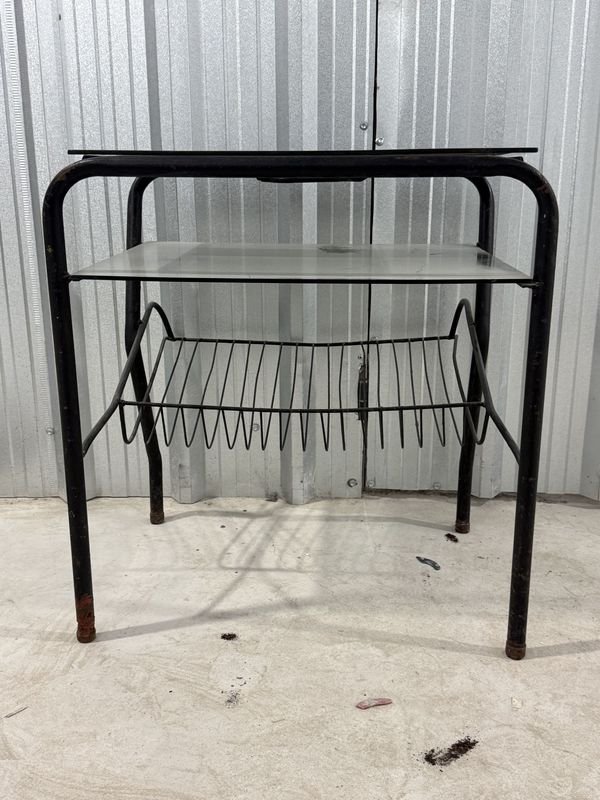 Mesa Auxiliar Estructura Metal Negro y Vidrio - imagen 1