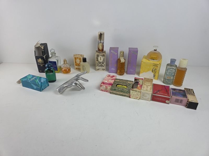 Lote siguiente: Colección de perfumes en diferentes colores y tamaños