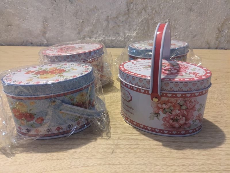 Latas con asa decorativas y coloridas