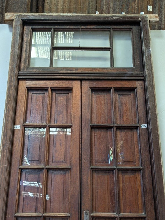 Puerta antigua con par de hojas batientes y marco de pinotea - imagen 3