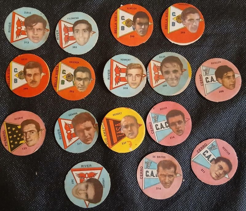 Lote de Figuritas de Cartón de Equipos de Fútbol Antiguos