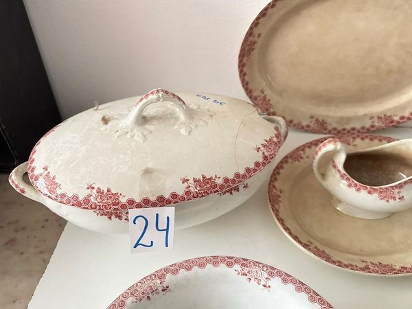 Juego de Loza Incompleto con Diseño Floral Rojo (39 Piezas) - imagen 1