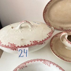 Lote siguiente: Juego de Loza Incompleto con Diseño Floral Rojo (39 Piezas)