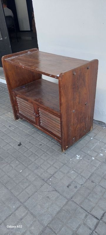 Rack de TV en madera con estante y dos puertas - imagen 3
