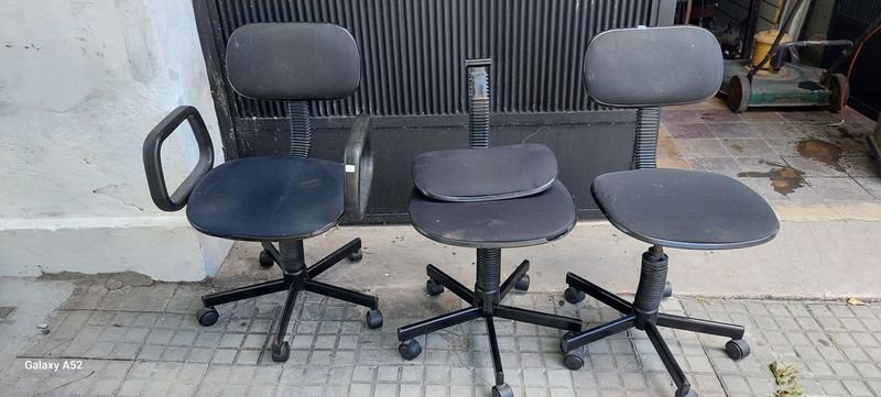 Lote siguiente: Sillas de escritorio de plástico y metal en buen estado