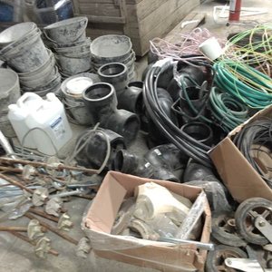 Lote siguiente: Lote de Varios Artículos: Mangueras, Rollos de Alambre, Baldes y Más