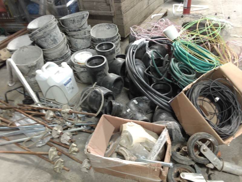 Lote de Varios Artículos: Mangueras, Rollos de Alambre, Baldes y Más