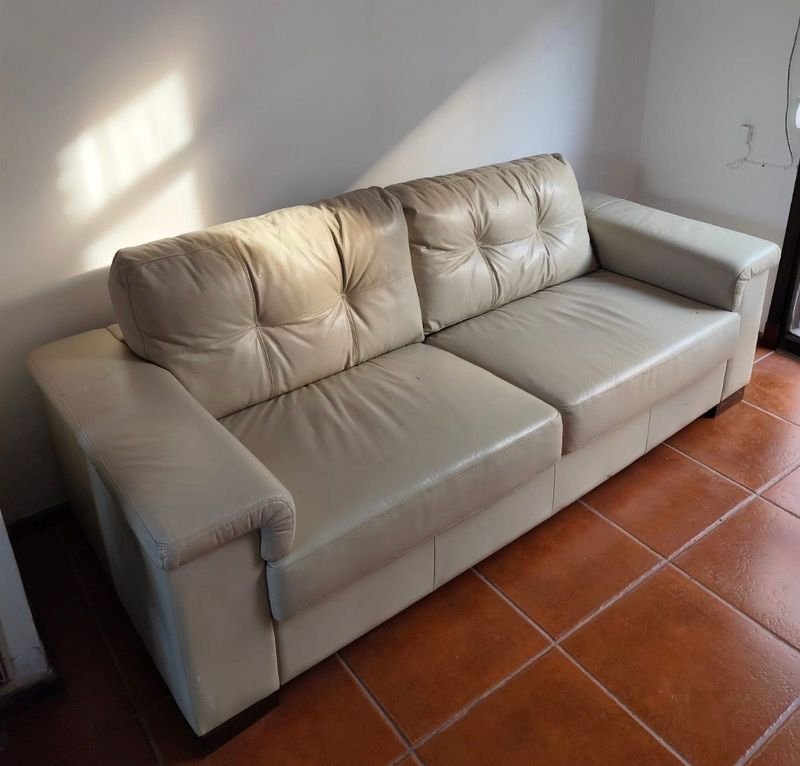 Sofá en excelente estado, cuero beige y madera marrón