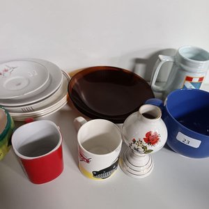 Lote de Vajilla Variada: Tazas, Platos y Jarra - imagen 8